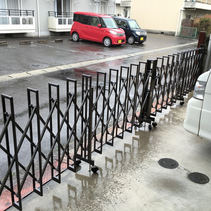 伸縮門扉
