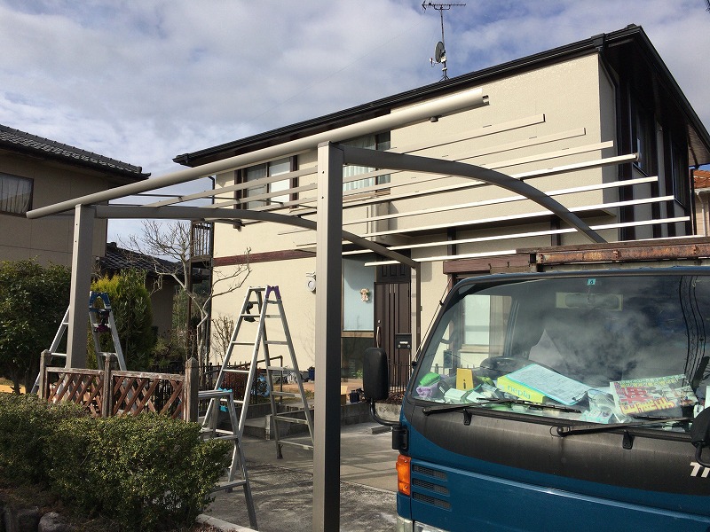 屋根組立中